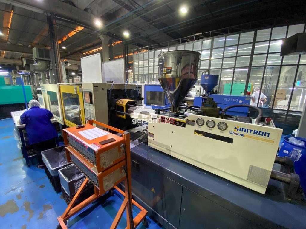 INJETORA DE PLASTICO SINITRON BORCHE BT2600 V CAP 260 TON ANO 2009